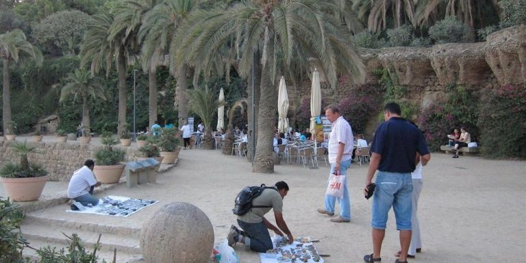 Top manta en el Park Güell / EUROPA PRESS