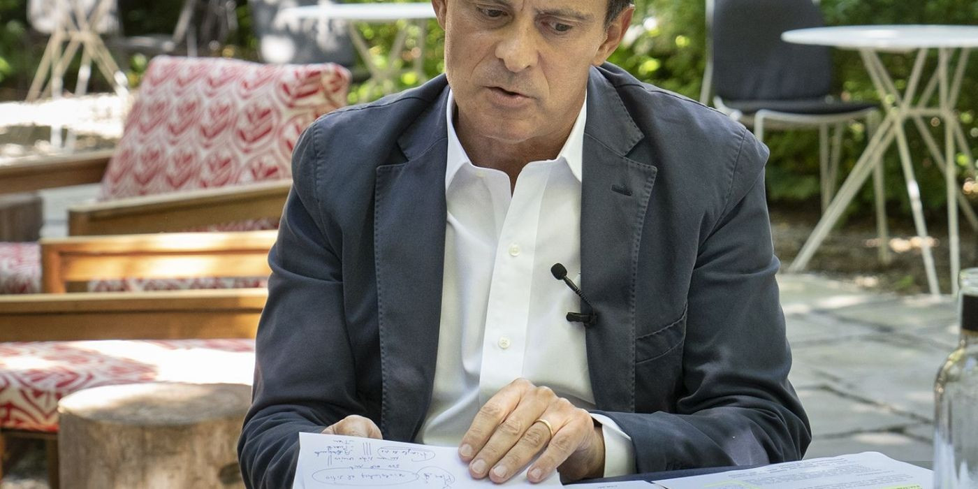 Valls consulta sus apuntes mientras contesta para 'Metrópoli Abierta' / MA