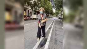 Pilar Rahola, accidentada, mostrando el elemento del carril bici con el que se ha caído de bruces / INSTAGRAM