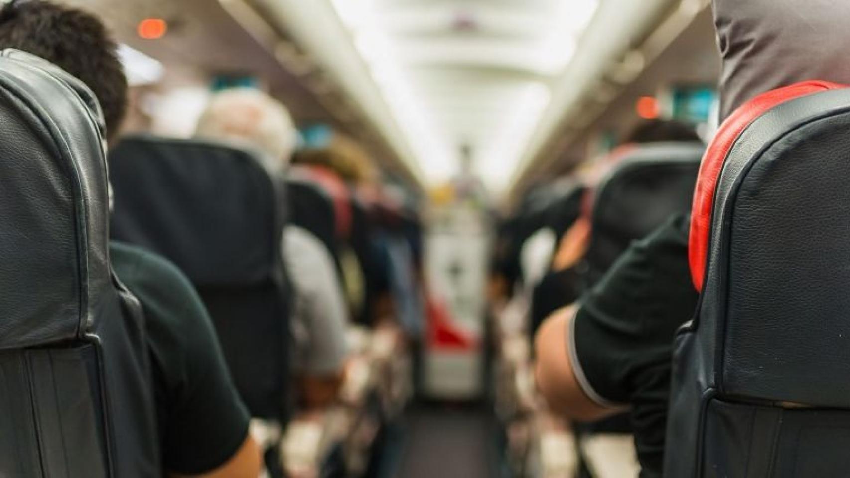 Pasajeros en el interior de un avión