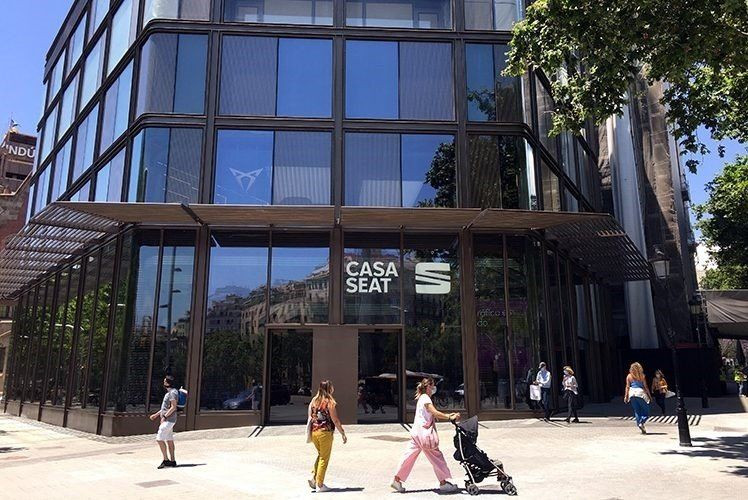 Exterior de la Casa Seat de Barcelona, donde se encuentra la exposición gratuita de fútbol / SEAT