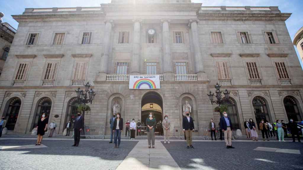 Minuto de silencio de la corporación municipal con motivo de la finalización del luto oficial por las víctimas de la COVID-19 / EFE