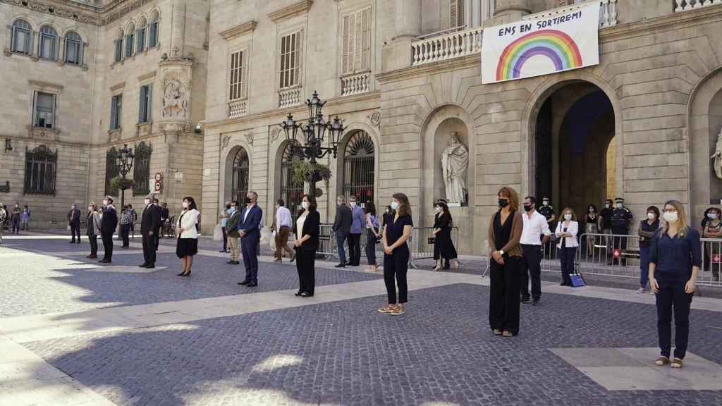 Imagen de archivo de representantes de los grupos municipales en un reciente minuto de silencio / AJ. DE BCN