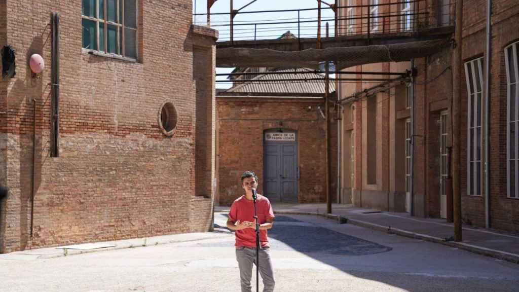 La concejal Lucía Martín, ante las casas compradas en Sant Andreu / AJ. DE BCN