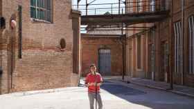 La concejal Lucía Martín, ante las casas compradas en Sant Andreu / AJ. DE BCN