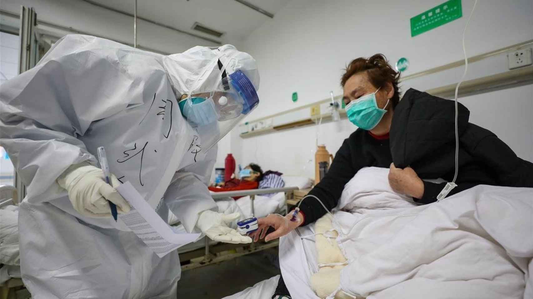 Un médico examina a un paciente con coronavirus en el hospital que ha dado positivo tras una PCR / EFE