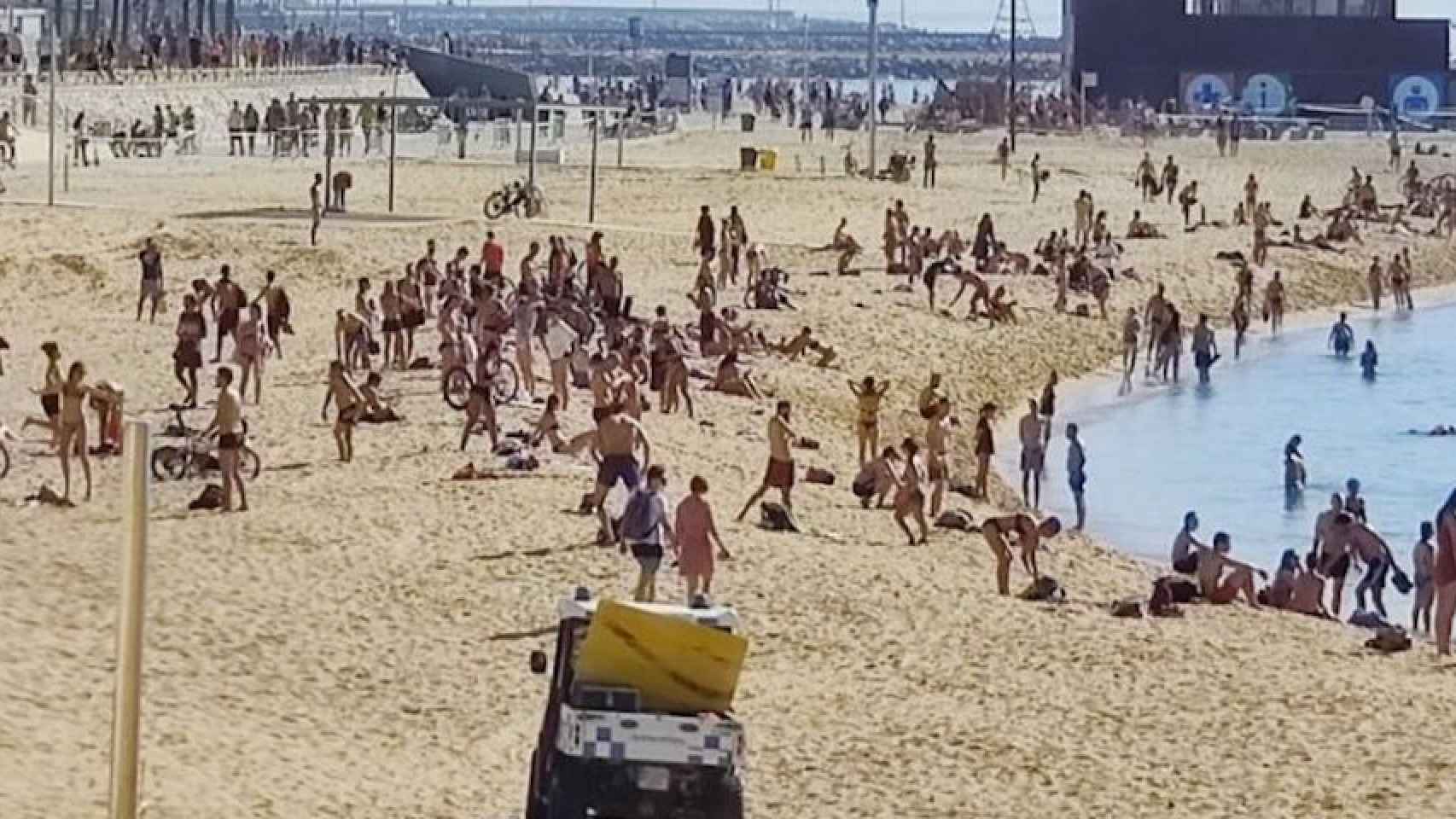 Agentes de la Guardia Urbana en una playa de Barcelona / BETEVÉ