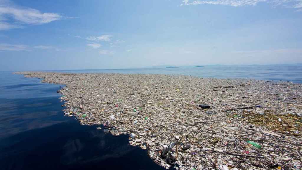 Una playa llena de plásticos y otros residuos