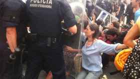 Desalojo de la plaza de Catalunya, el 26 de mayo de 2011, por parte los Mossos / EUROPA PRESS