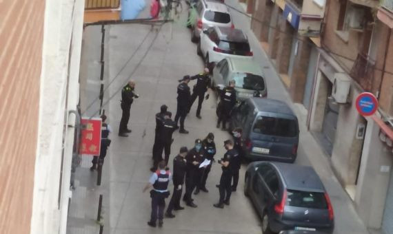 Policía Nacional y Mossos d'Esquadra en una actuación en el barrio de Fondo / M.A