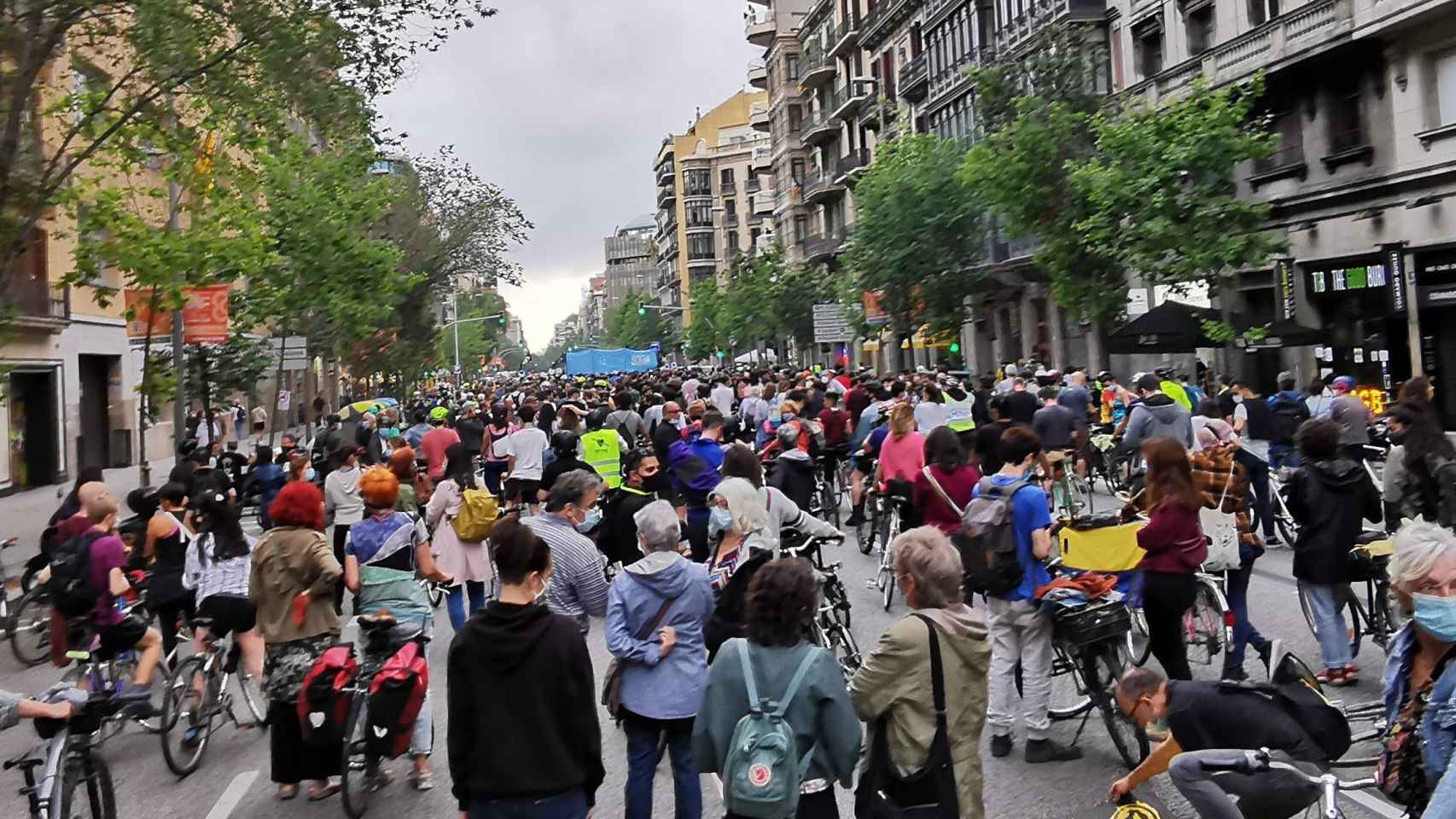 Manifestación contra la circulación de vehículos privados en Barcelona / @URBANITACANSAT