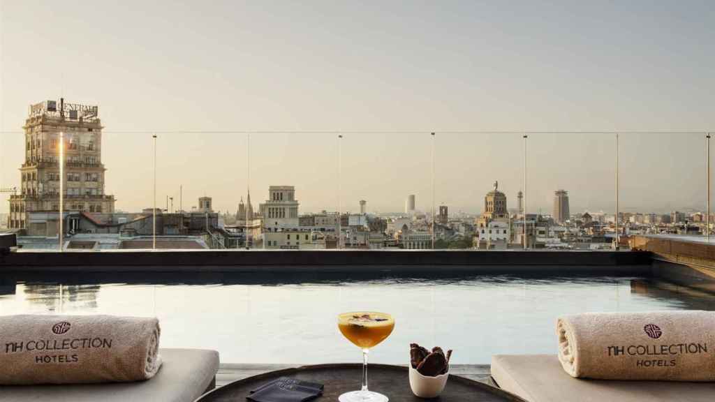 Terraza de un hotel NH Collection con vistas al a ciudad