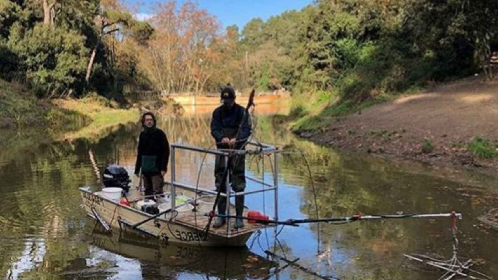 Dos operarios en el pantano de Vallvidrera / GENCAT