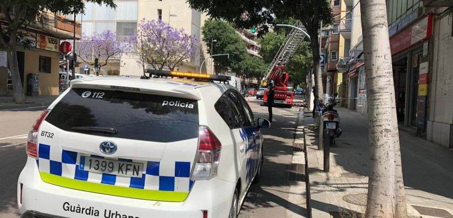 Los vecinos y los comerciantes contarán con una tarjeta con el nombre del policía de barrio de la zona y su número de teléfono. Estos agentes de proximidad también se ocupan de hacer un seguimiento de conductas incívicas relacionadas como la actitud de los dueños de perros y mascotas.