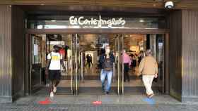 Entrada de El Corte Inglés de Plaza Cataluña / LENA PRIETO