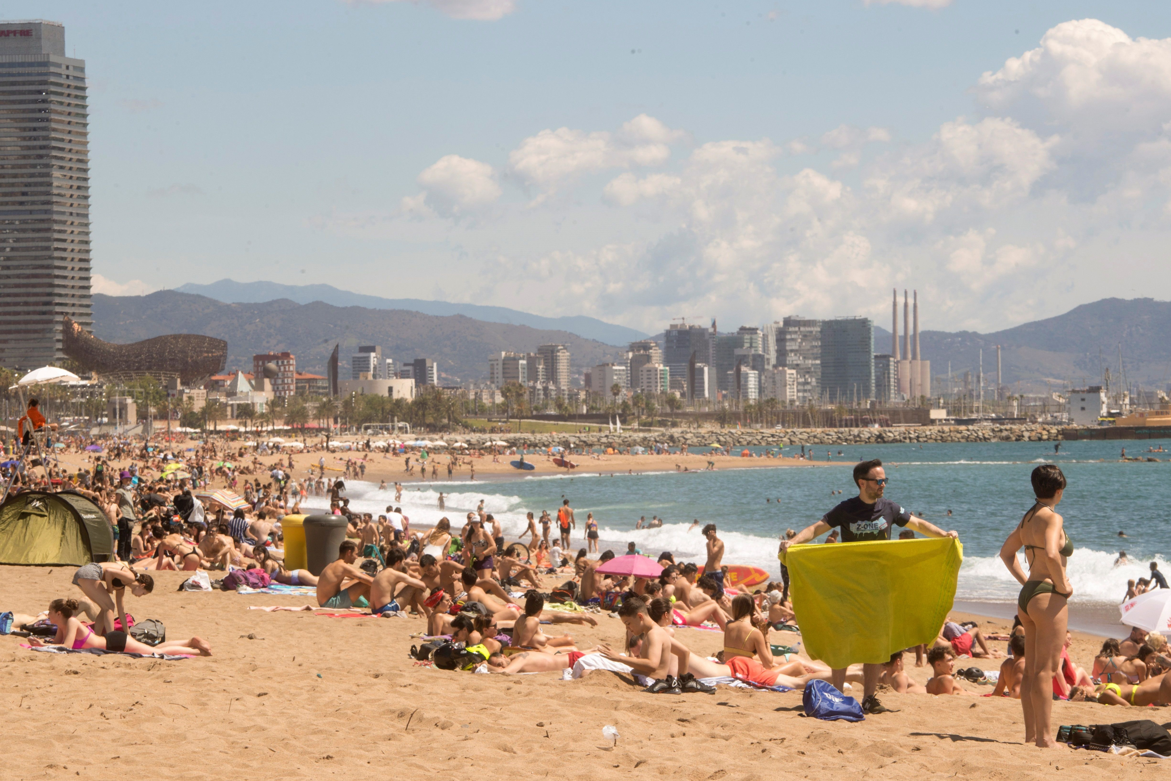 Así estaba la playa de Sant Sebastià este sábado por la mañana / EFE