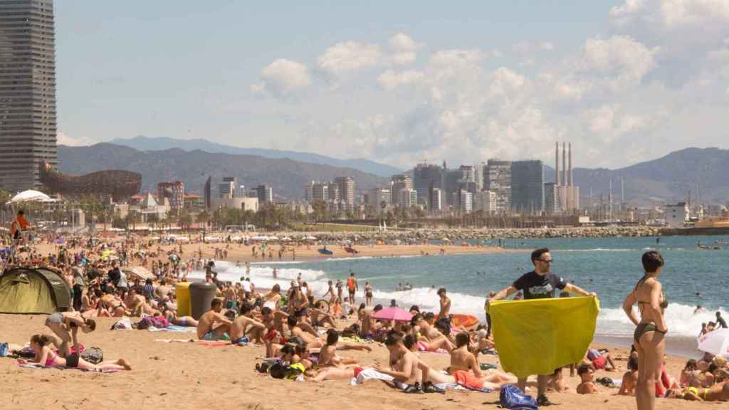 Así estaba la playa de Sant Sebastià este sábado por la mañana / EFE