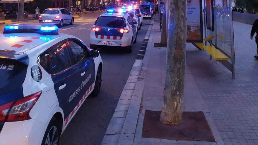 Vehículos de los Mossos d'Esquadra en el Raval / HELPERS