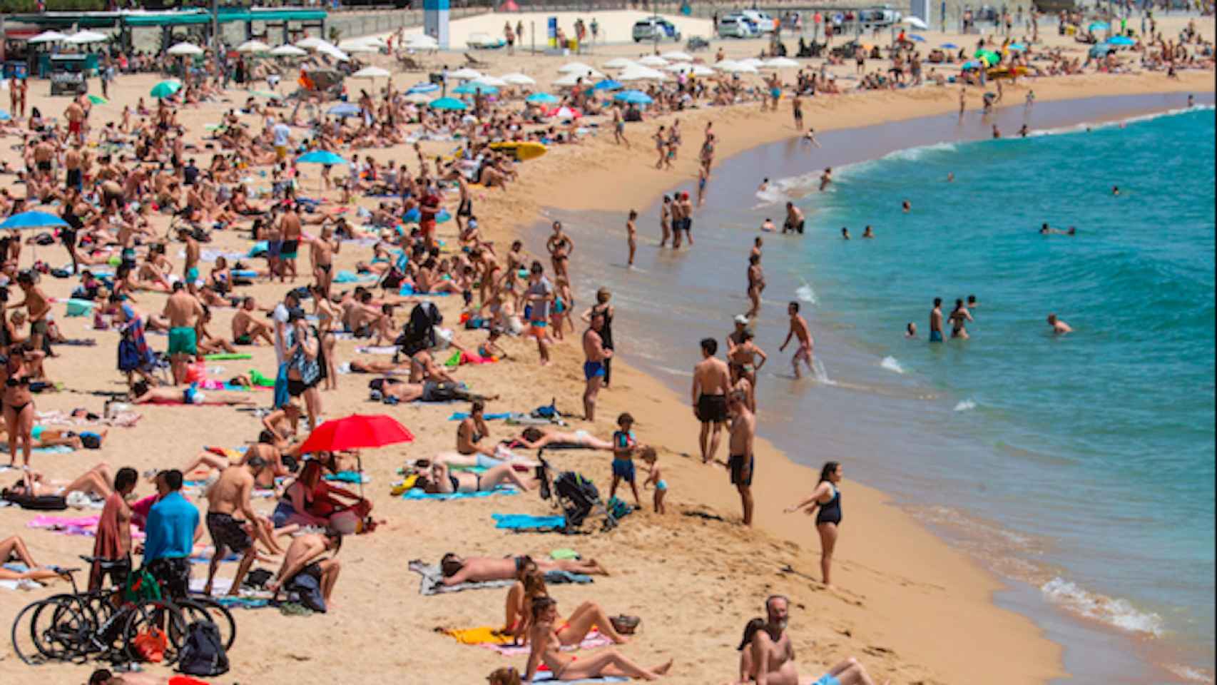 Imagen de la playa de la Nova Icària este sábado / EFE