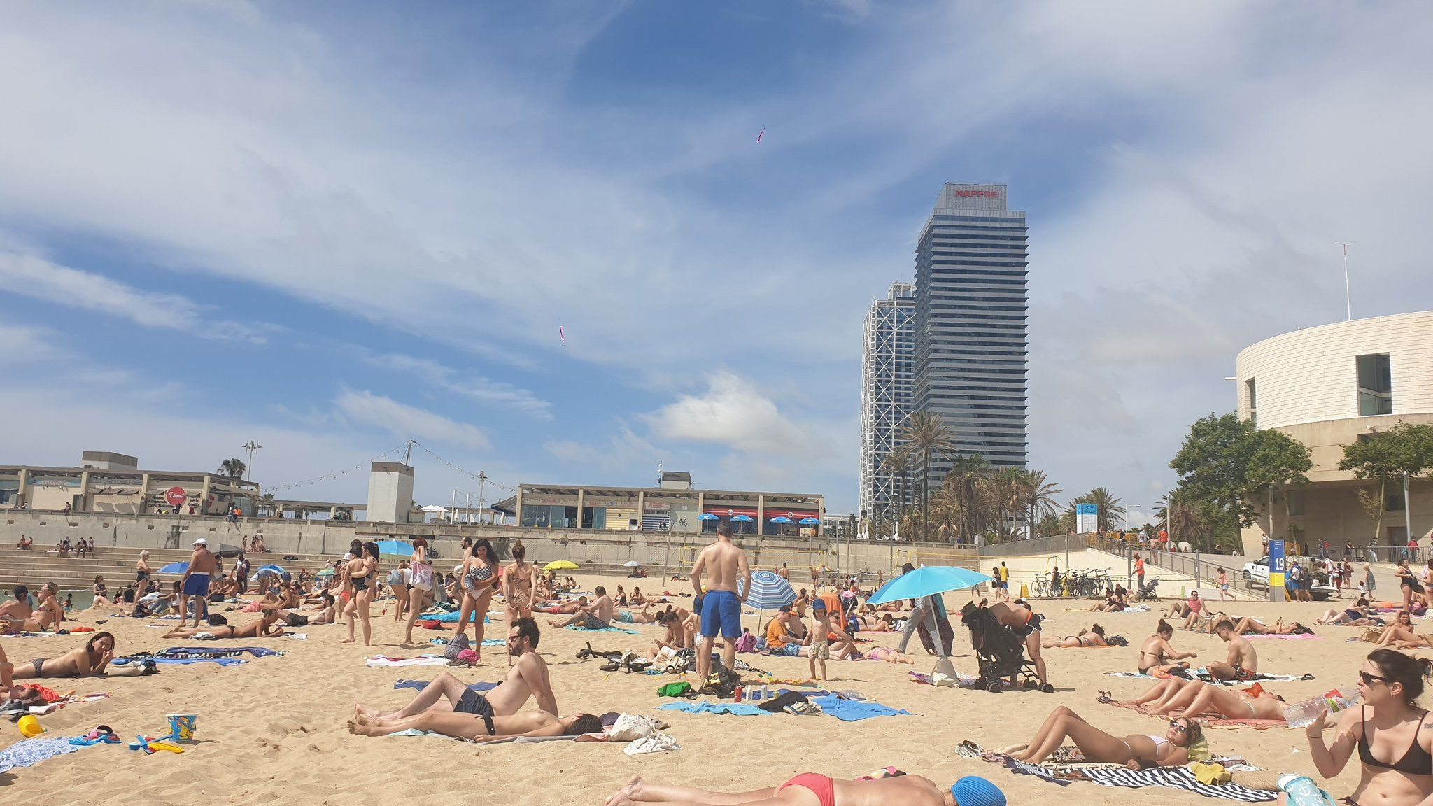 Bañistas en la playa de la Nova Icària, en Barcelona / ALEJANDRO VILAR