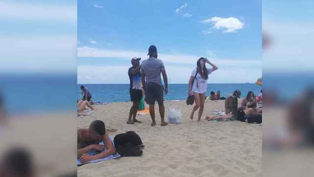 Lateros vendiendo en una de las playas de Barcelona / METRÓPOLI ABIERTA