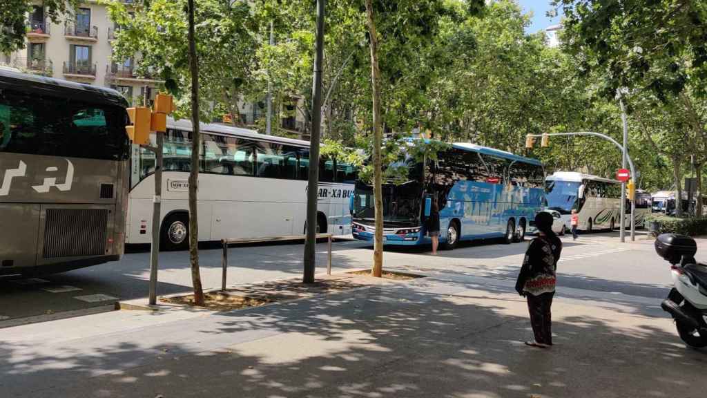 Los autocares colapsan la Gran Via de Barcelona / ARCATRIZ ERBAUER