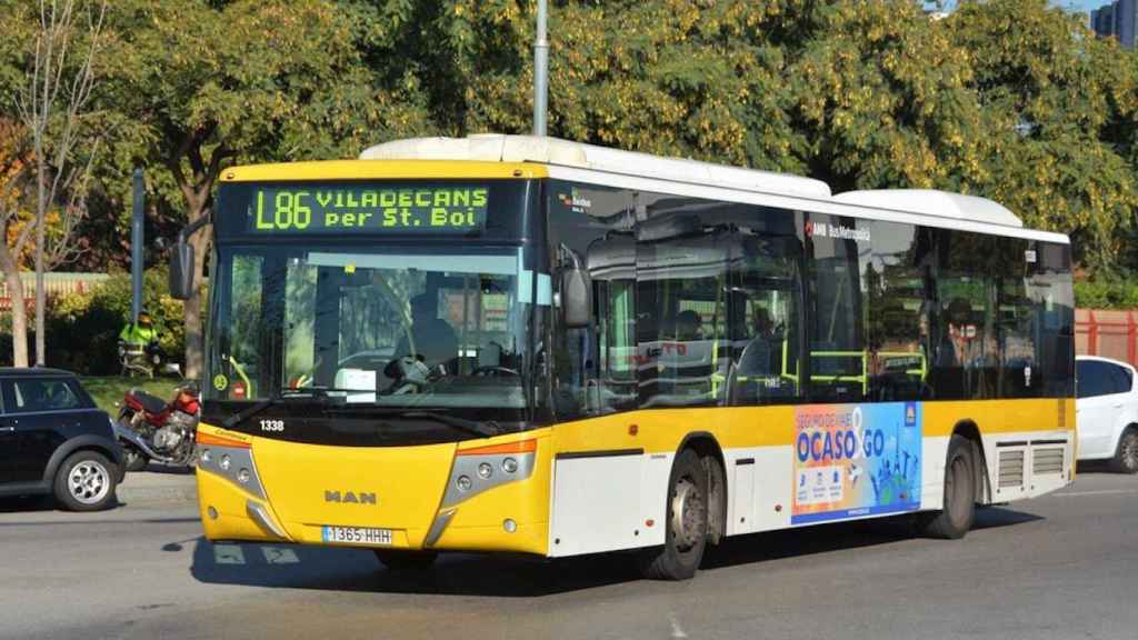 Un autobús interurbano del AMB, institución que preside Ada Colau y está investigada por Competencia