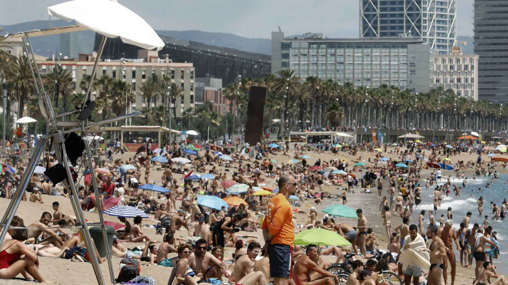 Aspecto de la playa de Sant Sebastià en un domingo de este verano / EFE - ANDREU DALMAU