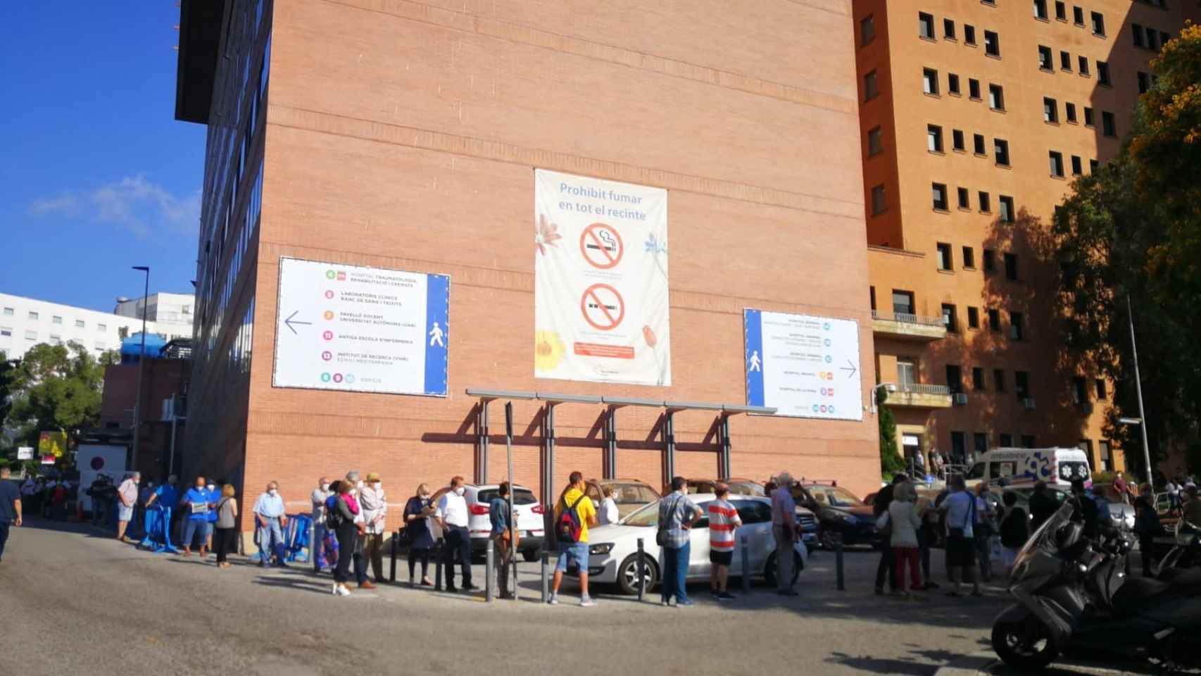 Decenas de personas hacen cola fuera del hospital Vall d'Hebron / JMB