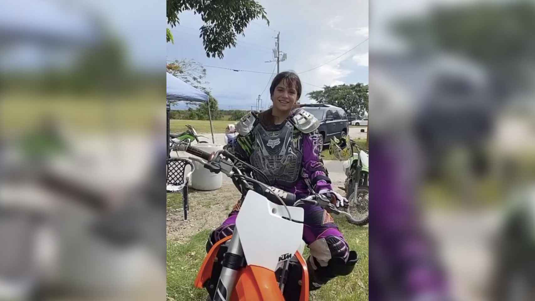 La cantante Rosalía subida a una moto de motocross / INSTAGRAM