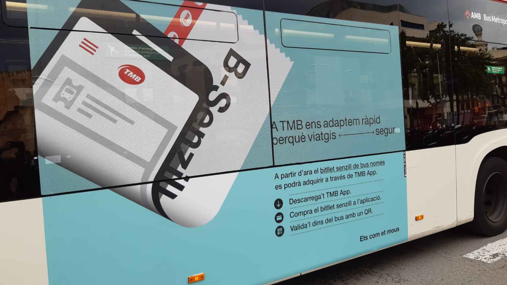 Publicidad del billete sencillo electrónico en un bus de TMB / TMB