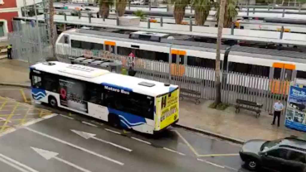 Captura de pantalla de un vídeo del accidente en la estación de tren de Rodalies de Mataró / TWITTER @miquelcano