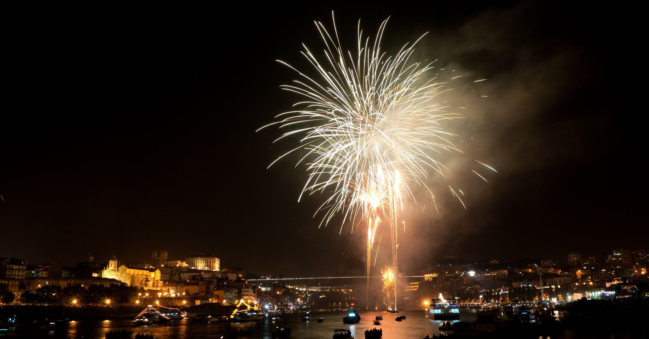 Dos petardos explotando durante la verbena de Sant Joan