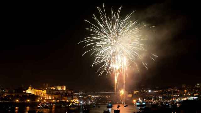 Dos petardos explotando durante la verbena de Sant Joan