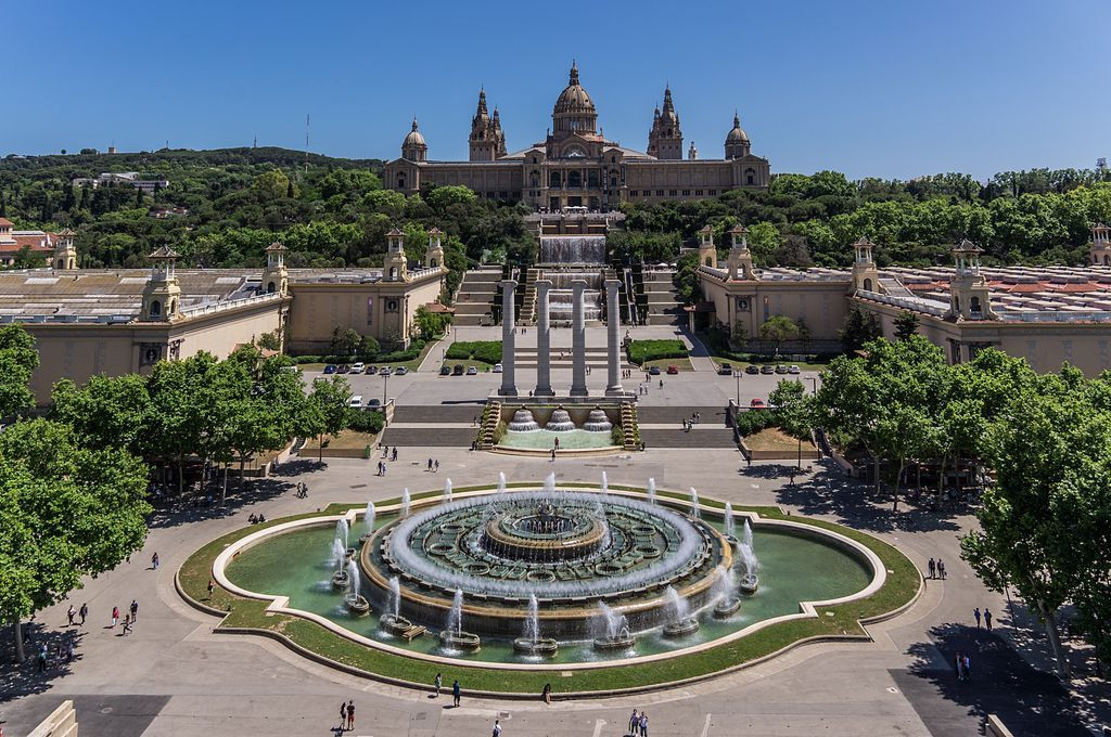 Vista aérea del Museo Nacional de Arte de Cataluña (MNAC), la Fuente Mágica y las Cuatro Columnas