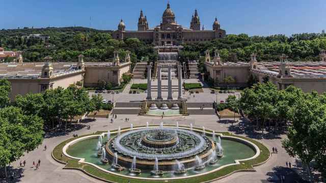 Vista aérea del Museo Nacional de Arte de Cataluña (MNAC), la Fuente Mágica y las Cuatro Columnas