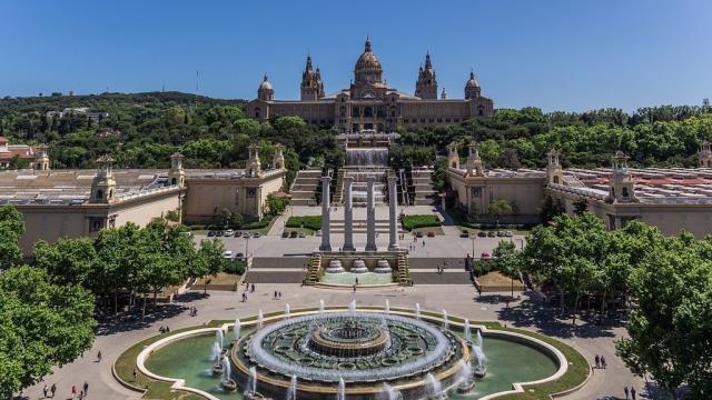 Vista aérea del Museo Nacional d’Art de Catalunya (MNAC), la Fuente Mágica y las Cuatro Columnas