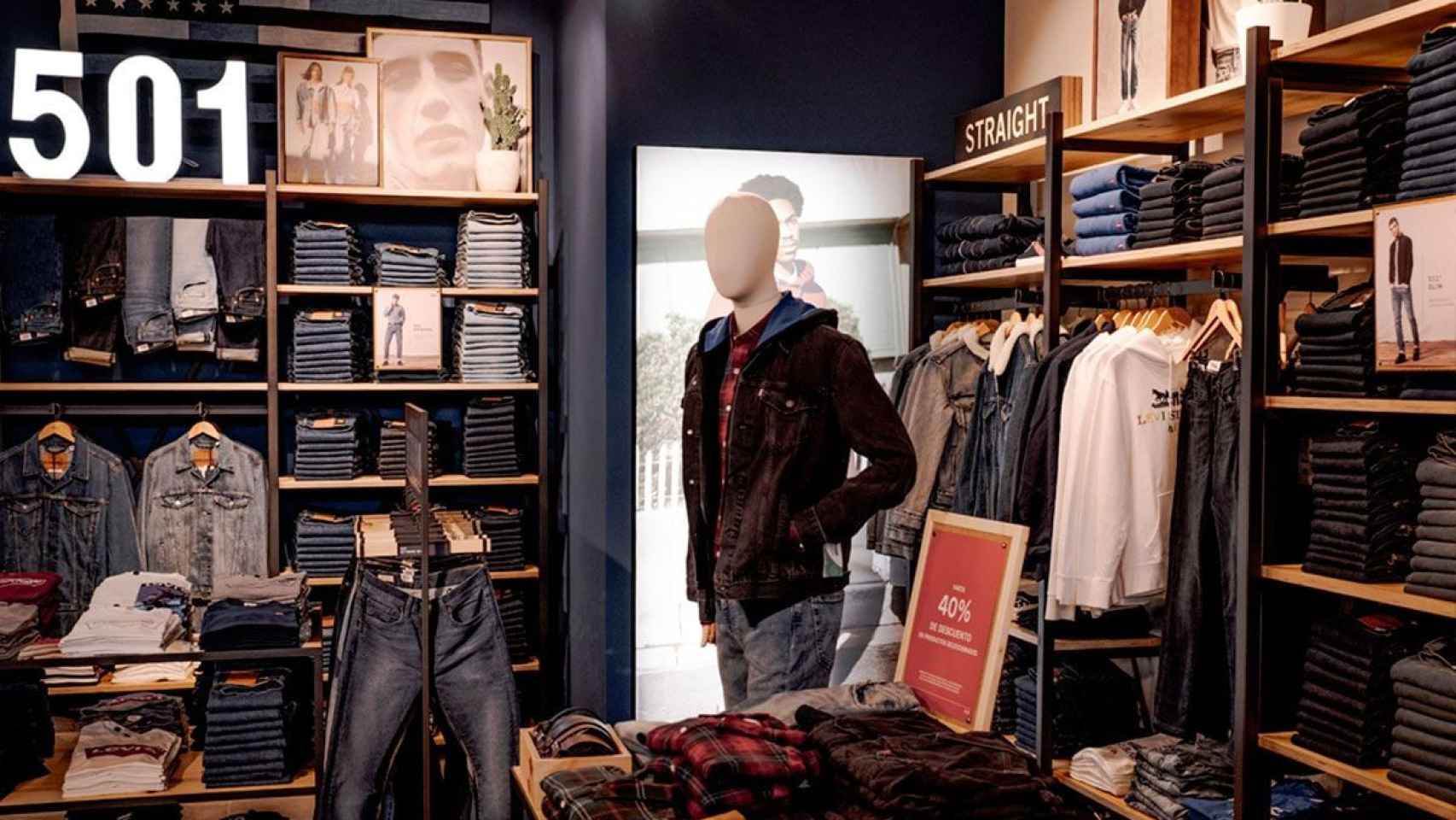 Interior de una tienda Levi's de Barcelona