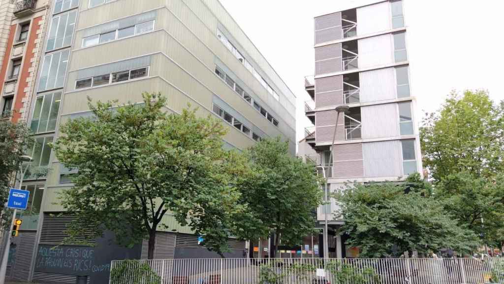 Vista panorámica de las escuelas del Eixample que reclaman el edificio abandonado / CEDIDA