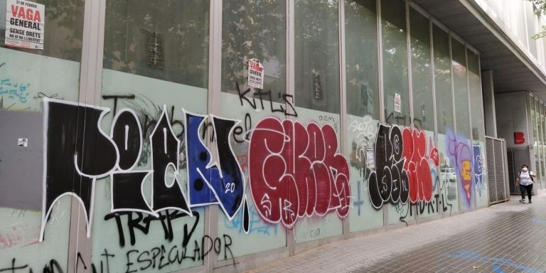 Bajos del edificio abandonado del Ayuntamiento de Barcelona, llenos de graffitis / CEDIDA