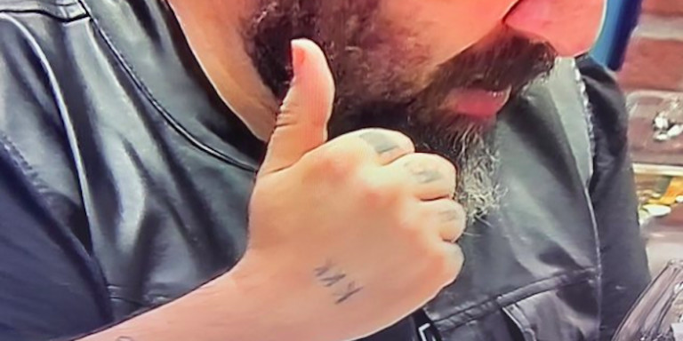 KKK, tatuado en la mano de Sergio / MEDIASET ESPAÑA