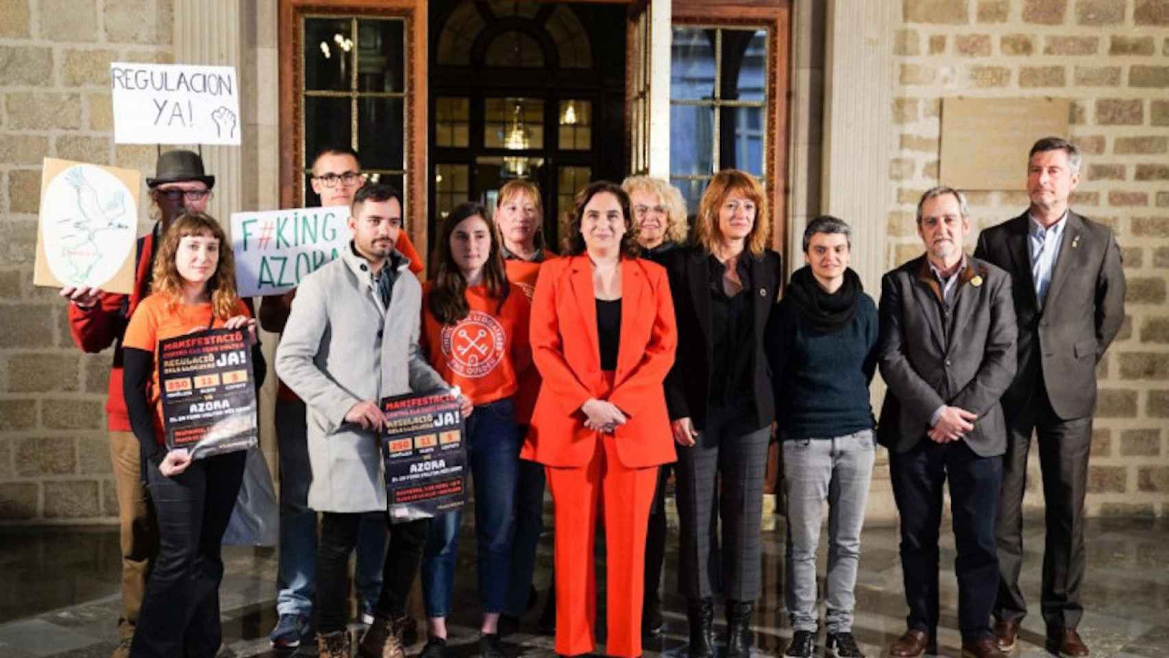 Ada Colau junto a activistas contra el Grupo Azora