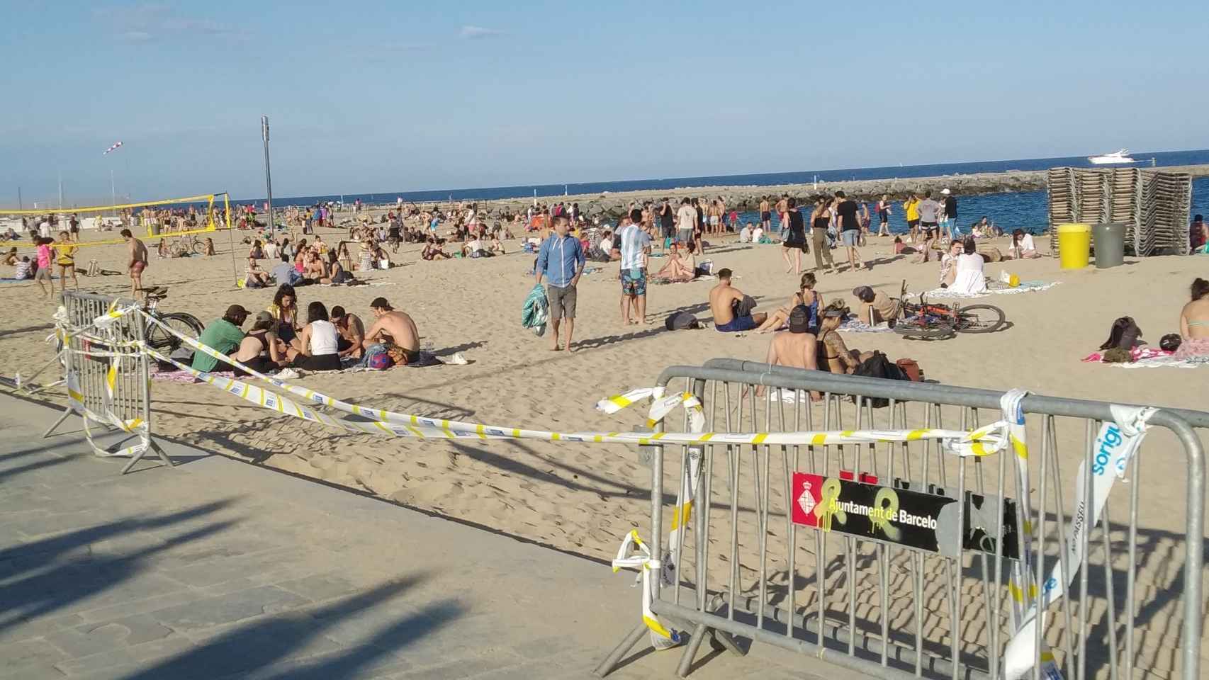 Usuarios en las playas de Barcelona / JORDI SUBIRANA