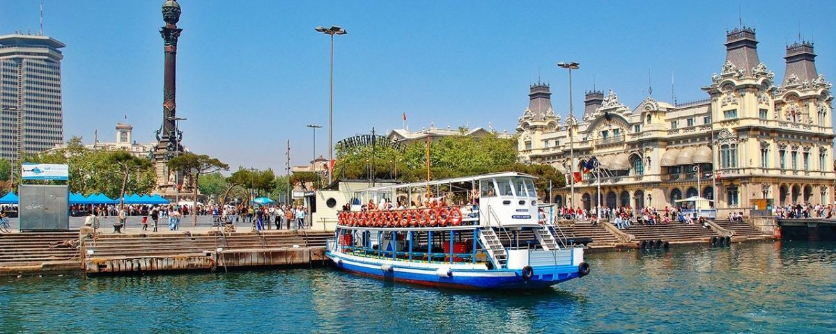 Un barco de Las Golondrinas, en el Port de Barcelona