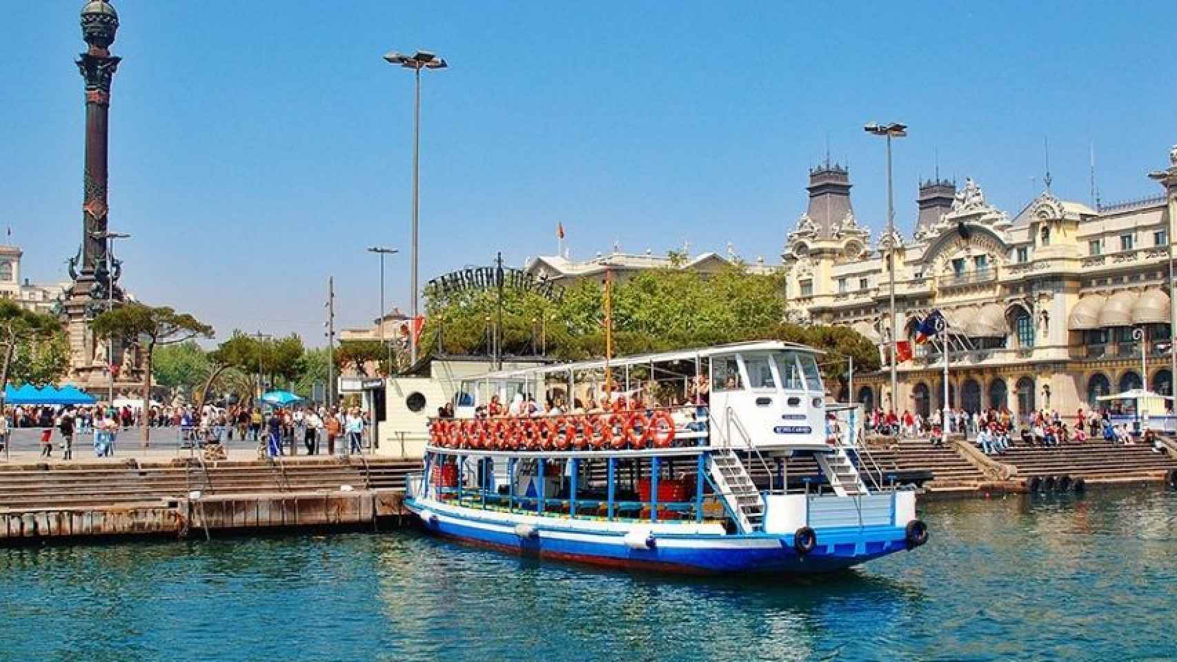 Un barco de Las Golondrinas, en el Port de Barcelona