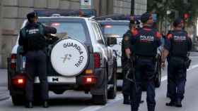 Mossos y Guardia Civil en L'Hospitalet de Llobregat / EFE