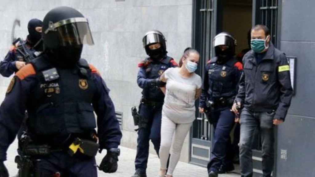 Imagen de una de las detenidas en esta operación contra el tráfico de drogas / TWITTER XG ALBIOL