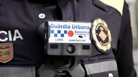 Un agente de la Guardia Urbana con una cámara unipersonal / AYUNTAMIENTO DE BARCELONA