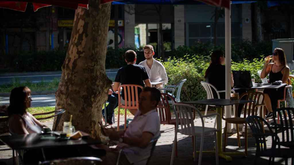 Varias personas sentadas en una terraza de Barcelona / EUROPA PRESS