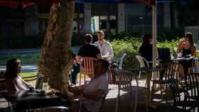 Varias personas sentadas en una terraza de Barcelona / EUROPA PRESS